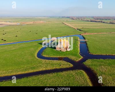 Drone aereo. Chiesa di St Thomas à Becket a Fairfield, Kent, in una giornata di sole. Foto Stock