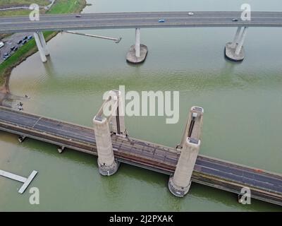 Vista aerea del ponte Kingsferry o Sheppey Crossing, doppio ponte a motore e ferrovia che collega Kent e Swale con l'isola di Sheppey in Inghilterra Foto Stock