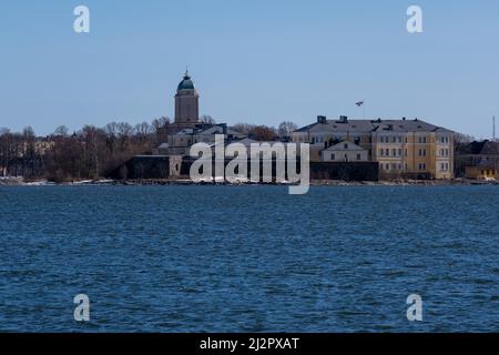 Helsinki / Finlandia - 3 APRILE 2022: Vista della fortezza di Suomenlinna a Helsinki dall'altra parte del fiume. Foto Stock