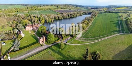 Veduta aerea del Castello di Lullingstone e del World Garden di Eynsford, Kent, Inghilterra. Foto Stock