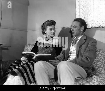 LAUREN BACALL e GARY COOPER spogliatoio candid con Shooting script on set durante le riprese di BRIGHT LEAF 1950 regista MICHAEL CURTIZ wardrobe Marjorie Best e Leah Rhodes Warner Bros. Foto Stock