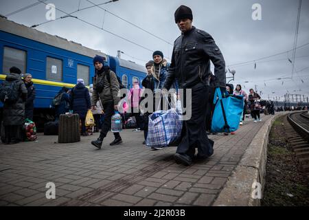 LVIV, UCRAINA - Apr 02, 2022: Guerra in Ucraina. Rifugiati donne, bambini, anziani dal treno di evacuazione da Mariupol, Berdyansk, Kryvyi Rih, Nikopo Foto Stock