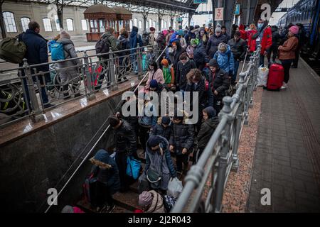 LVIV, UCRAINA - Apr 02, 2022: Guerra in Ucraina. Rifugiati donne, bambini, anziani dal treno di evacuazione da Mariupol, Berdyansk, Kryvyi Rih, Nikopo Foto Stock