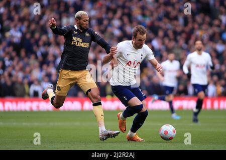 Londra, Regno Unito. 03rd Apr 2022. Harry Kane di Tottenham Hotspur (R) tiene fuori Joelinton di Newcastle United (L). Premier League Match, Tottenham Hotspur v Newcastle United al Tottenham Hotspur Stadium di Londra domenica 3rd aprile 2022. Questa immagine può essere utilizzata solo a scopo editoriale. Solo per uso editoriale, licenza richiesta per uso commerciale. Nessun uso in scommesse, giochi o un singolo club/campionato/player pubblicazioni. pic di Steffan Bowen/Andrew Orchard sport fotografia/Alamy Live news credito: Andrew Orchard sport fotografia/Alamy Live News Foto Stock