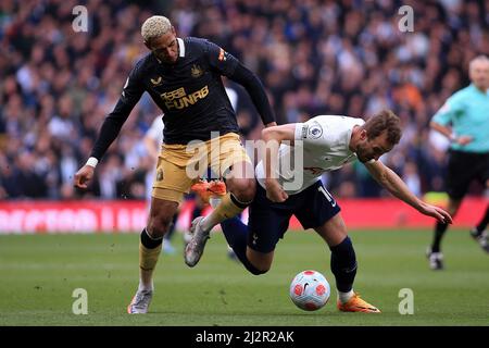 Londra, Regno Unito. 03rd Apr 2022. Harry Kane di Tottenham Hotspur (R) è imbrunire da Joelinton di Newcastle United (L). Premier League Match, Tottenham Hotspur v Newcastle United al Tottenham Hotspur Stadium di Londra domenica 3rd aprile 2022. Questa immagine può essere utilizzata solo a scopo editoriale. Solo per uso editoriale, licenza richiesta per uso commerciale. Nessun uso in scommesse, giochi o un singolo club/campionato/player pubblicazioni. pic di Steffan Bowen/Andrew Orchard sport fotografia/Alamy Live news credito: Andrew Orchard sport fotografia/Alamy Live News Foto Stock