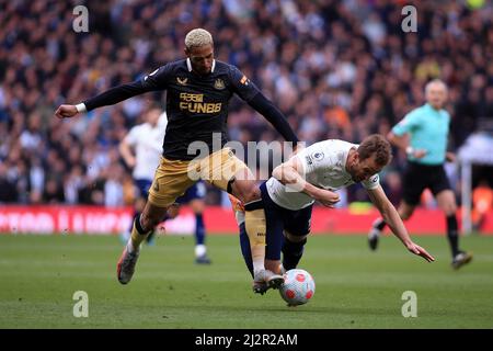 Londra, Regno Unito. 03rd Apr 2022. Harry Kane di Tottenham Hotspur (R) è imbrunire da Joelinton di Newcastle United (L). Premier League Match, Tottenham Hotspur v Newcastle United al Tottenham Hotspur Stadium di Londra domenica 3rd aprile 2022. Questa immagine può essere utilizzata solo a scopo editoriale. Solo per uso editoriale, licenza richiesta per uso commerciale. Nessun uso in scommesse, giochi o un singolo club/campionato/player pubblicazioni. pic di Steffan Bowen/Andrew Orchard sport fotografia/Alamy Live news credito: Andrew Orchard sport fotografia/Alamy Live News Foto Stock