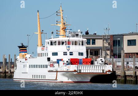 Norddeich, Germania. 02nd Apr 2022. Il traghetto 'Frisia IX' dell'AG Reederei Norden-Frisia è ormeggiato in un molo nel porto. Credit: Hauke-Christian Dittrich/dpa/Alamy Live News Foto Stock