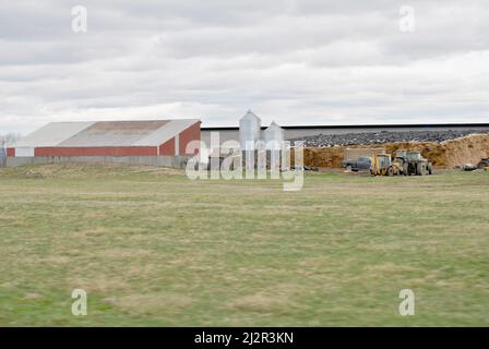 Vecchia fattoria in un giorno nuvoloso Foto Stock