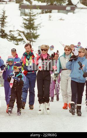 HRH la Principessa del Galles, la Principessa Diana, gode di una vacanza sciistica a Lech, Austria. Il Principe William e il Principe Harry si uniscono a lei per il viaggio e sono raffigurati a sinistra in questa foto. Foto scattata circa il 31st marzo 1993 Foto Stock