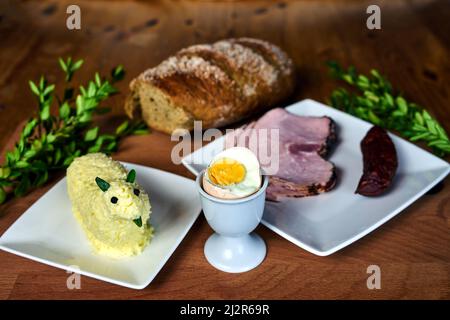 Piatti tradizionali per la colazione pasquale e l'agnello al burro in Polonia Foto Stock