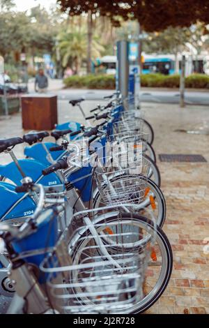 Gruppo di biciclette a noleggio in via città Foto Stock