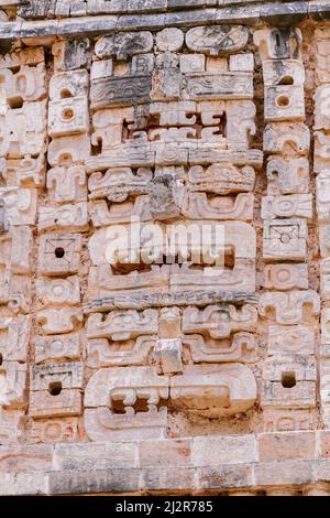 Pile di tre maschere maya sul muro delle rovine di Nunnery Quadrangle (West Building) a Uxmal, Yucatan, Messico Foto Stock