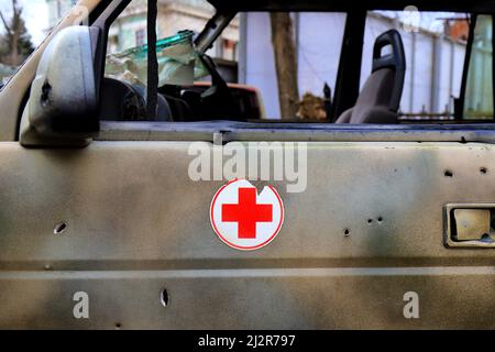 Ambulanza volontaria Ucraina piena di proiettili. Guerra della Russia contro l'Ucraina, Assistenza medica in guerra, evacuazione dei feriti. Foto Stock