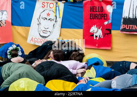 Roma, Italia. 03rd Apr 2022. Roma 3 aprile 22: Dimostrazione della comunità Ucraina a Roma, bombardamenti Flash-Mob sulla popolazione civile. Credit: Independent Photo Agency/Alamy Live News Foto Stock