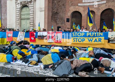 Roma, Italia. 03rd Apr 2022. Roma 3 aprile 22: Dimostrazione della comunità Ucraina a Roma, bombardamenti Flash-Mob sulla popolazione civile. Credit: Independent Photo Agency/Alamy Live News Foto Stock