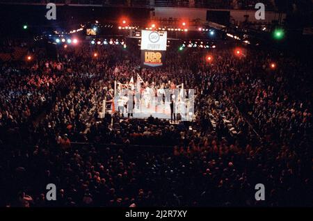 Lennox Lewis vs Donovan Razor Ruddock.Lewis ha mantenuto i suoi titoli britannici ed europei anche wining il titolo Heavyweight del Commonwealth per battere-fuori nel secondo round. 31st ottobre 1992 Foto Stock