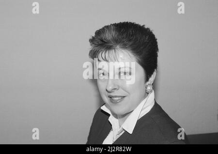 Theresa May, candidato conservatore da Lanchester, North West Durham. Inghilterra, nella foto del 14th marzo 1992. In questa foto del 1992, Theresa May è stato candidato conservatore che combatteva per essere deputato di Durham nord-occidentale nelle elezioni generali del 1992, tenutesi il 9th aprile 1992. Il risultato del 1992 North West Durham è stato laburista - Hilary Armstrong ha ricevuto 22.734 voti. Contro - Theresa May ha ricevuto 12, 747 voti lib DEM - Tim Farron ha ricevuto 6.728 Foto Stock