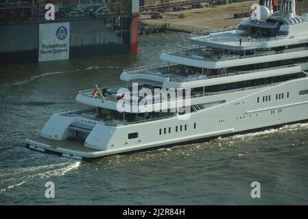 Die Megayacht 'Eclipse' des russisch-israelisch-portugiesischen Oligarchen und Milliardärs Roman Arkadjewitsch Abramowitsch ist oft im Hamburger Hafen zu sehen. Sie wird hier in der Bauwerft Blohm+Voss regelmäßig gewartet. Die Yacht ist 162m lang und bietet Platz für 128 Passagiere. Die Baukosten betrugen mehr als 500Millionen Euro Foto Stock