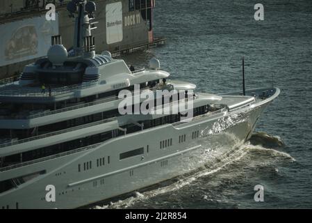 Die Megayacht 'Eclipse' des russisch-israelisch-portugiesischen Oligarchen und Milliardärs Roman Arkadjewitsch Abramowitsch ist oft im Hamburger Hafen zu sehen. Sie wird hier in der Bauwerft Blohm+Voss regelmäßig gewartet. Die Yacht ist 162m lang und bietet Platz für 128 Passagiere. Die Baukosten betrugen mehr als 500Millionen Euro Foto Stock