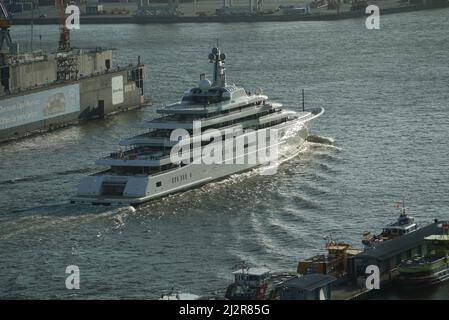 Die Megayacht 'Eclipse' des russisch-israelisch-portugiesischen Oligarchen und Milliardärs Roman Arkadjewitsch Abramowitsch ist oft im Hamburger Hafen zu sehen. Sie wird hier in der Bauwerft Blohm+Voss regelmäßig gewartet. Die Yacht ist 162m lang und bietet Platz für 128 Passagiere. Die Baukosten betrugen mehr als 500Millionen Euro Foto Stock