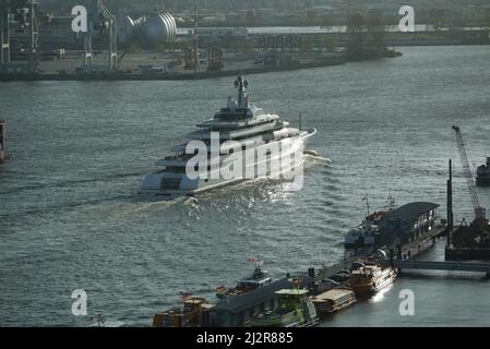 Die Megayacht 'Eclipse' des russisch-israelisch-portugiesischen Oligarchen und Milliardärs Roman Arkadjewitsch Abramowitsch ist oft im Hamburger Hafen zu sehen. Sie wird hier in der Bauwerft Blohm+Voss regelmäßig gewartet. Die Yacht ist 162m lang und bietet Platz für 128 Passagiere. Die Baukosten betrugen mehr als 500Millionen Euro Foto Stock