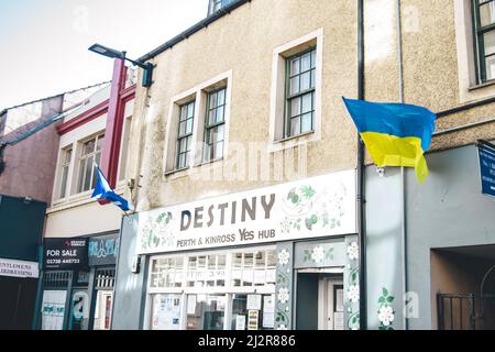 Un centro per i rifugiati nella città di Perth, Scozia, Regno Unito. Vola insieme la bandiera scozzese e Ucraina a sostegno dell'Ucraina e di coloro che fuggono dalla guerra. Foto Stock