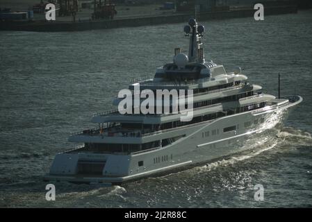 Die Megayacht 'Eclipse' des russisch-israelisch-portugiesischen Oligarchen und Milliardärs Roman Arkadjewitsch Abramowitsch ist oft im Hamburger Hafen zu sehen. Sie wird hier in der Bauwerft Blohm+Voss regelmäßig gewartet. Die Yacht ist 162m lang und bietet Platz für 128 Passagiere. Die Baukosten betrugen mehr als 500Millionen Euro Foto Stock