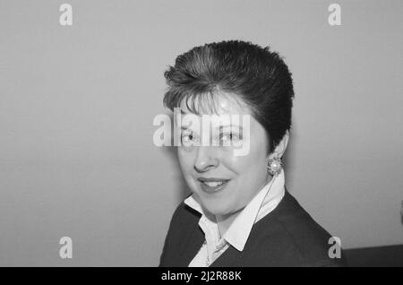 Theresa May, candidato conservatore da Lanchester, North West Durham. Inghilterra, nella foto del 14th marzo 1992. In questa foto del 1992, Theresa May è stato candidato conservatore che combatteva per essere deputato di Durham nord-occidentale nelle elezioni generali del 1992, tenutesi il 9th aprile 1992. Il risultato del 1992 North West Durham è stato laburista - Hilary Armstrong ha ricevuto 22.734 voti. Contro - Theresa May ha ricevuto 12, 747 voti lib DEM - Tim Farron ha ricevuto 6.728 Foto Stock