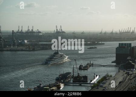 Die Megayacht 'Eclipse' des russisch-israelisch-portugiesischen Oligarchen und Milliardärs Roman Arkadjewitsch Abramowitsch ist oft im Hamburger Hafen zu sehen. Sie wird hier in der Bauwerft Blohm+Voss regelmäßig gewartet. Die Yacht ist 162m lang und bietet Platz für 128 Passagiere. Die Baukosten betrugen mehr als 500Millionen Euro Foto Stock