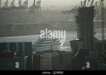 Die Megayacht 'Eclipse' des russisch-israelisch-portugiesischen Oligarchen und Milliardärs Roman Arkadjewitsch Abramowitsch ist oft im Hamburger Hafen zu sehen. Sie wird hier in der Bauwerft Blohm+Voss regelmäßig gewartet. Die Yacht ist 162m lang und bietet Platz für 128 Passagiere. Die Baukosten betrugen mehr als 500Millionen Euro Foto Stock