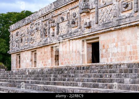 Nunnery Quadrangle struttura con intagli in pietra sul muro presso il sito archeologico di Uxmal, stile architettonico Puuc, in Yucatan, Messico Foto Stock