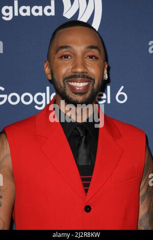 Beverly Hills, Stati Uniti. 02nd Apr 2022. George M. Johnson partecipa ai 33rd Annual GLAAD Media Awards il 02 aprile 2022 a Beverly Hills, California. Foto: Crash/imageSPACE/Sipa USA Credit: Sipa USA/Alamy Live News Foto Stock