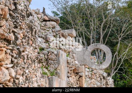 Anello di pietra per il gioco di palla maya nell'antica città di Uxmal, famoso sito archeologico, patrimonio mondiale dell'UNESCO, vicino a Merida, Yucatan, Messico Foto Stock