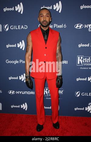 Beverly Hills, Stati Uniti. 02nd Apr 2022. George M. Johnson partecipa ai 33rd Annual GLAAD Media Awards il 02 aprile 2022 a Beverly Hills, California. Foto: Crash/imageSPACE/Sipa USA Credit: Sipa USA/Alamy Live News Foto Stock