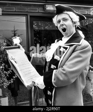 Città Crier David Mitchell risveglia Lorraine Breckton di Chester prima del suo matrimonio a Christleton. 14th ottobre 1992. Foto Stock