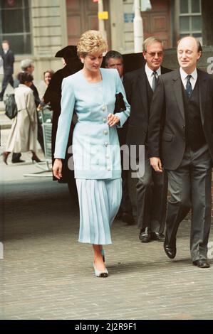 HRH la Principessa del Galles, la Principessa Diana, che è patrona della distrofica Epidermolisi Bulosa Research Association, partecipa a un pranzo presso la Worshipful Company of Ironmongers, Ironmonger's Hall, Barbican, Londra, EC2. Foto scattata il 24th giugno 1993 Foto Stock