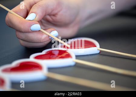 Primo piano, il processo di produzione di lecca-lecca a base di ingredienti naturali. Foto Stock