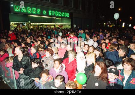 La luce di Natale si accende al Broad Street Mall, Reading. 25th novembre 1993. Foto Stock