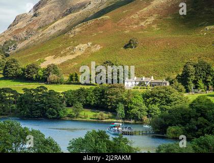 Howtown Ferry View da Hallin cadde acque blu e le colline circostanti di Ullswater Lake District National Cumbria UK Foto Stock