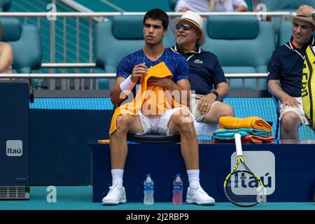 Miami Gardens, Florida, Stati Uniti. 3rd aprile 2022. Carlos Alcaraz (ESP) vs Casper Ruud (NOR) durante il torneo mondiale di tennis al Miami Open 2022 powered by Itau. Uomini finale. Punteggio: 7-5, 6-4. Vincitore: Carlos Alcaraz (ESP). Credit: Yaroslav Sabitov/YES Market Media/Alamy Live News. Foto Stock