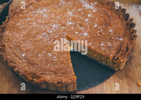 Bella torta di zucca dorata fatta in casa appena fuori dal forno e cosparso di zucchero bianco, pronto a mangiare. Foto Stock