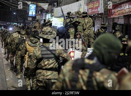 Gaza, Palestina. 02nd Apr 2022. I pistoleri palestinesi di Saraya al-Quds, l'ala militare della Jihad islamica, partecipano a una parata militare nella striscia meridionale di Gaza. Le forze di sicurezza israeliane hanno ucciso tre attivisti islamici della Jihad nelle vicinanze della città di Jenin, nella Cisgiordania settentrionale. Credit: SOPA Images Limited/Alamy Live News Foto Stock