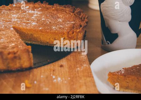 Bella torta di zucca dorata fatta in casa appena fuori dal forno e cosparso di zucchero bianco, pronto a mangiare. Foto Stock