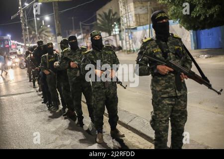 Gaza, Palestina. 02nd Apr 2022. I pistoleri palestinesi di Saraya al-Quds, l'ala militare della Jihad islamica, partecipano a una parata militare nella striscia meridionale di Gaza. Le forze di sicurezza israeliane hanno ucciso tre attivisti islamici della Jihad nelle vicinanze della città di Jenin, nella Cisgiordania settentrionale. (Foto di Yousef Masoud/SOPA Images/Sipa USA) Credit: Sipa USA/Alamy Live News Foto Stock