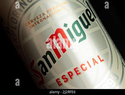 San Miguel Especial birra cerveza può ravvicinato dettaglio su nero Foto Stock
