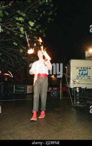 La luce di Natale si accende al Broad Street Mall, Reading. 25th novembre 1993. Foto Stock