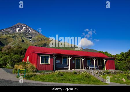 Camphouse North Egmont e il vulcano Taranaki (Monte Egmont), Isola del Nord, Nuova Zelanda, in una giornata limpida Foto Stock