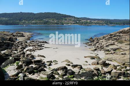 Piccola spiaggia a bassa marea sulla costa atlantica vicino Aldan in Galizia, Spagna, provincia di Pontevedra, Rias Baixas, Praia da Cova da Balea Foto Stock