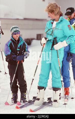 HRH la Principessa del Galles, la Principessa Diana, gode di una vacanza sciistica a Lech, Austria. Il principe William e il principe Harry si uniscono a lei per il viaggio. Prince Harry è raffigurato a sinistra in questa foto Foto scattata il 1st aprile 1993 Foto Stock