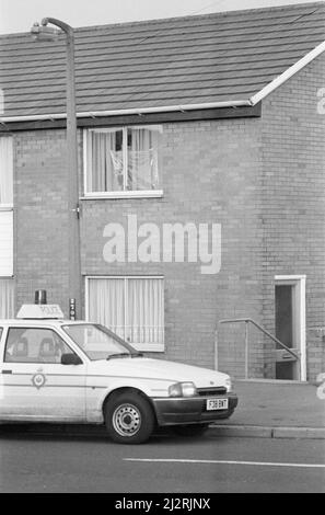 Ian Bennett morte, gennaio 1992. Il 1st gennaio 1992, Ian Bennett è stato ucciso dalla polizia, ufficiali della polizia dello Yorkshire occidentale, nella sua piana di Rastrick. Bennett, 34 anni, aveva brandidato una pistola a ufficiali armati che circondavano l'appartamento di Sherburn Road e si era rifiutato di metterla giù. La pistola fu poi trovata come un'arma imitazione. La polizia era stata chiamata da un tassista, che presumibilmente era stato minacciato ore prima da un uomo che maneggiava una spada. Un'inquest più tardi determinato, i marksmen della polizia che hanno sparato morto Ian Bennett hanno agito legalmente, il verdetto, alla fine di un'inquest di due mesi e dopo quasi due Foto Stock